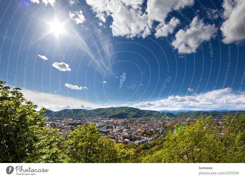 strahlend Landschaft Himmel Wolken Sonnenlicht Frühling Schönes Wetter Baum Sträucher Hügel Flussufer Mur Graz Österreich Stadt Stadtrand bevölkert Haus