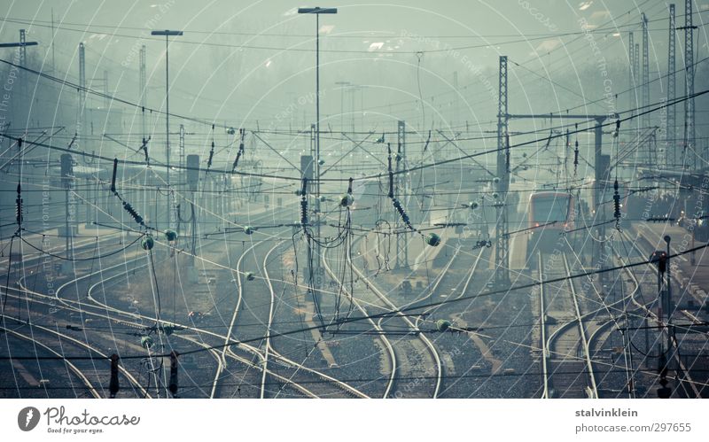 Dust industry Stadt Bahnhof Verkehr Verkehrsmittel Verkehrswege Personenverkehr Berufsverkehr Bahnfahren Wege & Pfade Wegkreuzung Schienenverkehr Personenzug