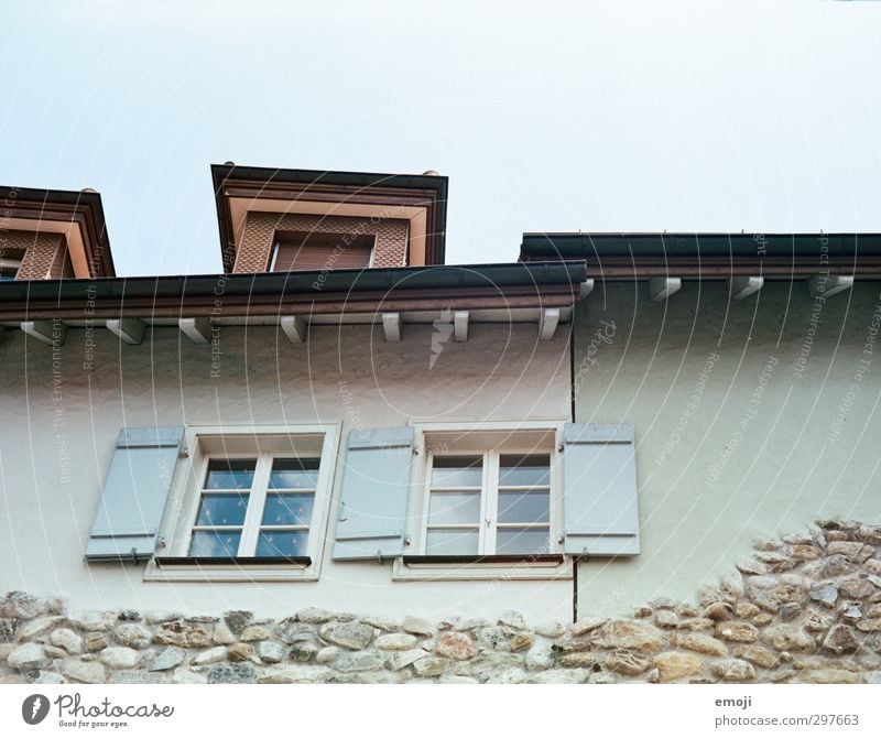 historisches Städtchen Kleinstadt Altstadt Haus Einfamilienhaus Mauer Wand Fassade Fenster alt Mauerstein Farbfoto Außenaufnahme Menschenleer Tag Totale