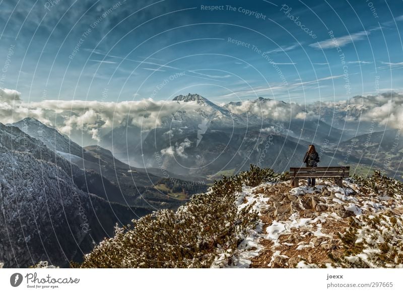 Wortlos feminin 1 Mensch Landschaft Himmel Wolken Horizont Herbst Winter Schönes Wetter Schnee Berge u. Gebirge Schneebedeckte Gipfel Blick gigantisch blau