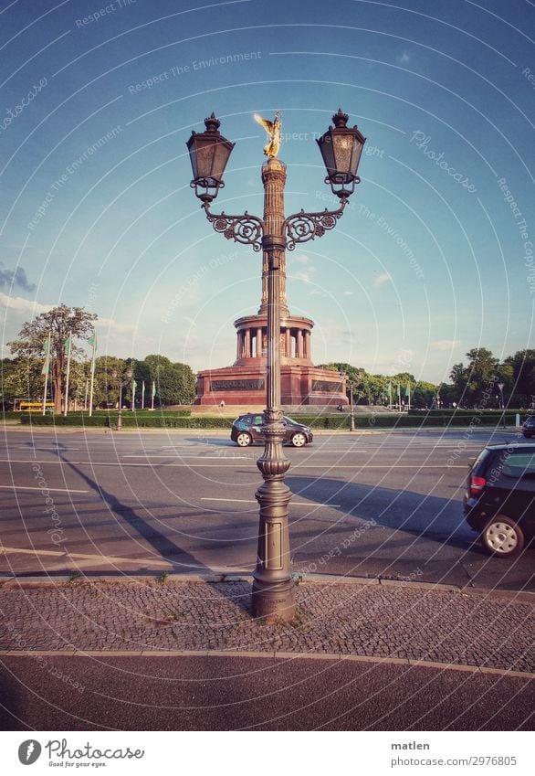 Kandelaber Hauptstadt Stadtzentrum Menschenleer Park Platz Bauwerk Sehenswürdigkeit Wahrzeichen Verkehr Verkehrswege Autofahren PKW historisch Wärme blau braun