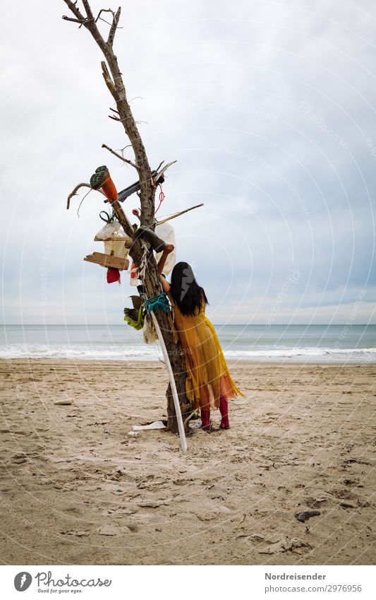 Strandgut Ferien & Urlaub & Reisen Meer Mensch Junge Frau Jugendliche Erwachsene Umwelt Natur Landschaft Sand Wasser Himmel Wolken schlechtes Wetter Wellen