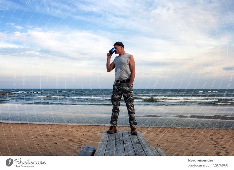 Kaffee am Strand Tasse Ferien & Urlaub & Reisen Abenteuer Ferne Freiheit Sommer Meer Wellen Mensch maskulin Mann Erwachsene Natur Urelemente Wasser Himmel