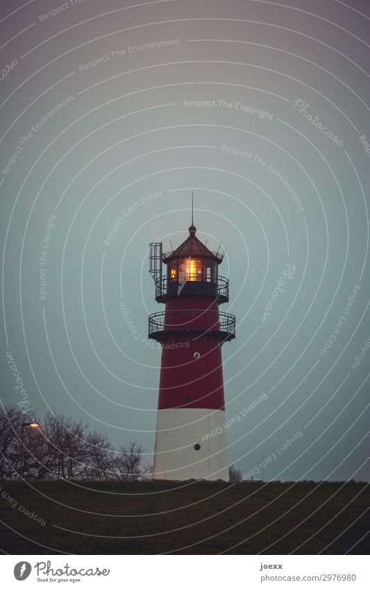 Nachtlicht Himmel Herbst Büsum Leuchtturm alt historisch maritim orange rot weiß Sehnsucht Heimweh Fernweh Idylle Schutz dunkel Farbfoto Gedeckte Farben