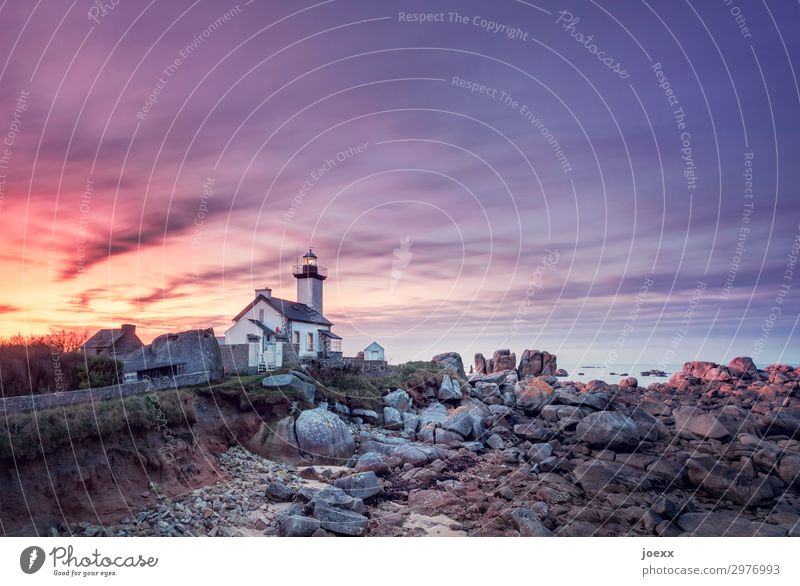 Haus mit kleinem Leuchtturm an Bretonischer Felsküste bei Sonnenuntergangshimmel Sonnenuntrgang orange Himmel bretagne Felsen Küste felsküste Meer Horizont Ruhe