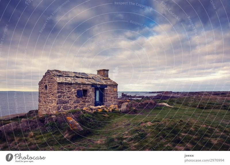 Steinhaus an Steilküste mit Wolkenhimmel und Meer Haus Bretagne Tür Eingang Fenster Weite verlassen Einsam Einsamkeit Landschaft Einsiedler Alleine Himmel Küste