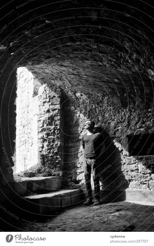 Bei Licht betrachtet elegant Stil schön Wohlgefühl ruhig Mensch Junger Mann Jugendliche 18-30 Jahre Erwachsene Burg oder Schloss Tor Architektur Mauer Wand