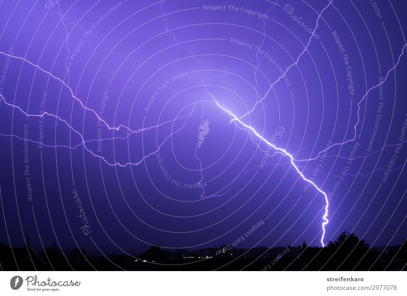 Heller Blitz an blauem Nachthimmel über Stadtsilhouette Umwelt Natur Urelemente Luft Himmel Wetter schlechtes Wetter Unwetter Gewitter Blitze leuchten