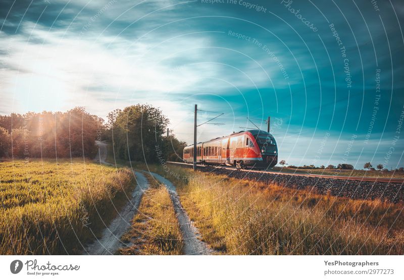 Hochgeschwindigkeitszug, der sich bei Sonnenuntergang durch die Natur bewegt. Ferien & Urlaub & Reisen Sommer Industrie Technik & Technologie Landschaft Himmel