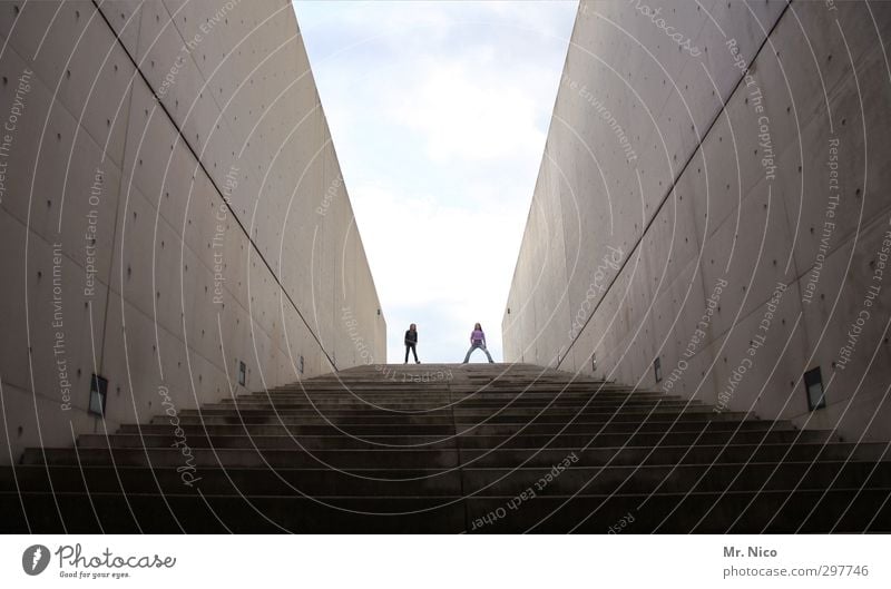 ganz oben Kindheit Jugendliche 2 Mensch Bauwerk Gebäude Architektur Mauer Wand Treppe dunkel Himmel abwärts aufwärts stehen Linie schrittweise Ziel Stein grau