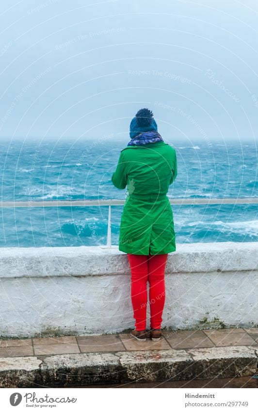 Weite III Tourismus Ausflug Ferne Freiheit Meer Mensch feminin Junge Frau Jugendliche 1 13-18 Jahre Kind 18-30 Jahre Erwachsene Wasser Himmel Wolken Unwetter