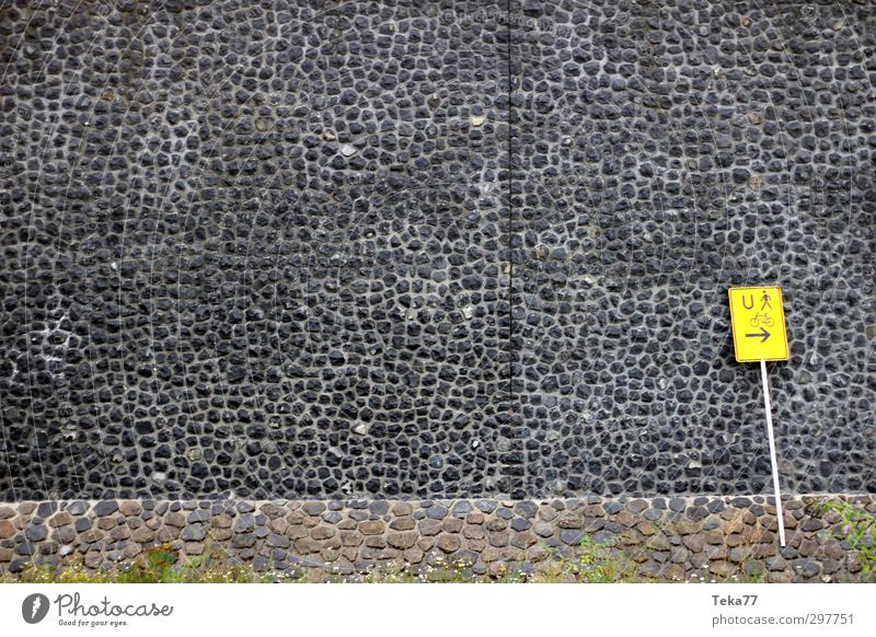 Beschilderung Menschenleer Haus Architektur Mauer Wand Stein Beton Schilder & Markierungen Hinweisschild Warnschild ästhetisch Gedeckte Farben Außenaufnahme