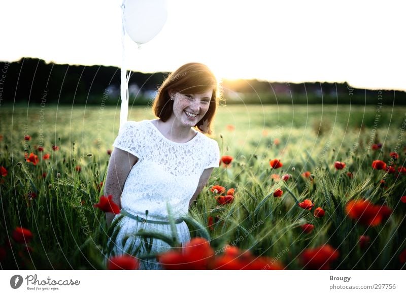 Strahlende Freude in rotem Mohn Ausflug Sommer feminin Jugendkultur Natur Landschaft Schönes Wetter Blüte Luftballon lachen träumen ästhetisch Fröhlichkeit