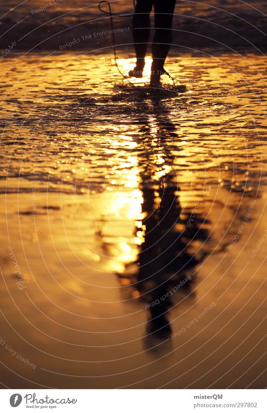 Golden Man. Kunst ästhetisch Zufriedenheit Meerwasser Wasser Surfer Surfen Surfbrett Surfschule Sommerurlaub Mittelmeer gold Romantik Fuß Beginn