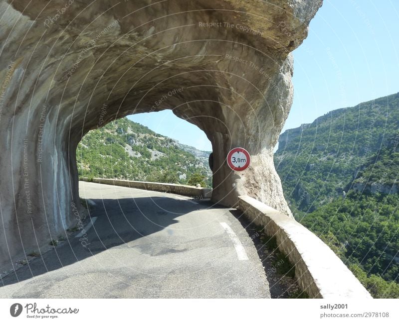 on the road again | Engstelle Felsen Berge u. Gebirge Verkehr Verkehrswege Straßenverkehr Wege & Pfade Tunnel Pass natürlich rund Platzangst tief Kurve