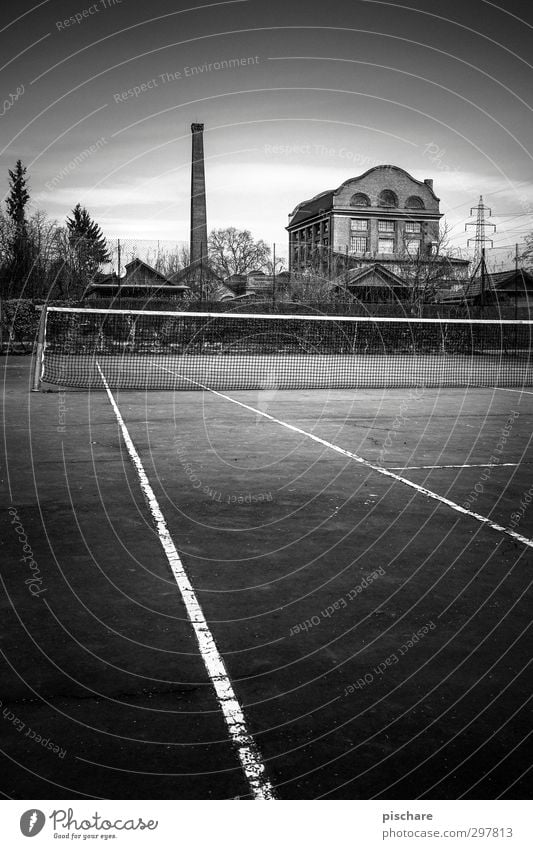 Second Service Lifestyle Freizeit & Hobby Sportstätten Industrieanlage Fabrik dunkel Stadt bizarr Tennisnetz Tennisplatz Hochspannungsleitung Schwarzweißfoto