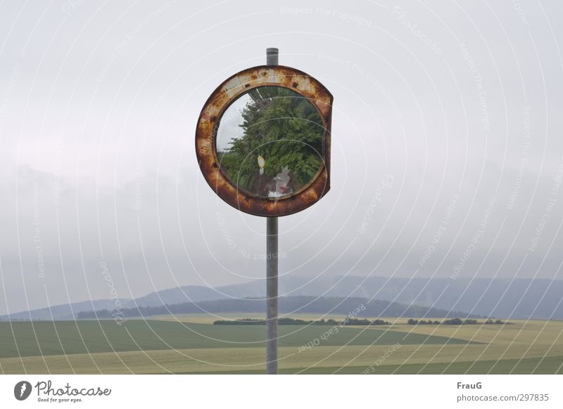 nicht mehr ganz frisch... Anzeige Landschaft Himmel Wolken Frühling Sträucher Feld Hügel Spiegel Glas Metall stehen alt Ausdauer Rost Schaden Biegung