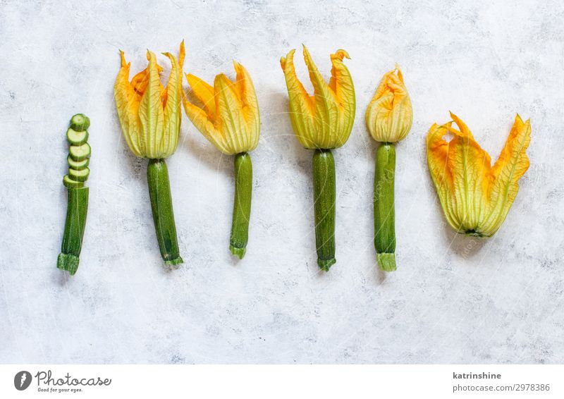 Junge Zucchini mit Blumen Gemüse Vegetarische Ernährung frisch gelb grün weiß Italienisch Bauernmarkt orange geschnitten Essen zubereiten kulinarisch Ernte