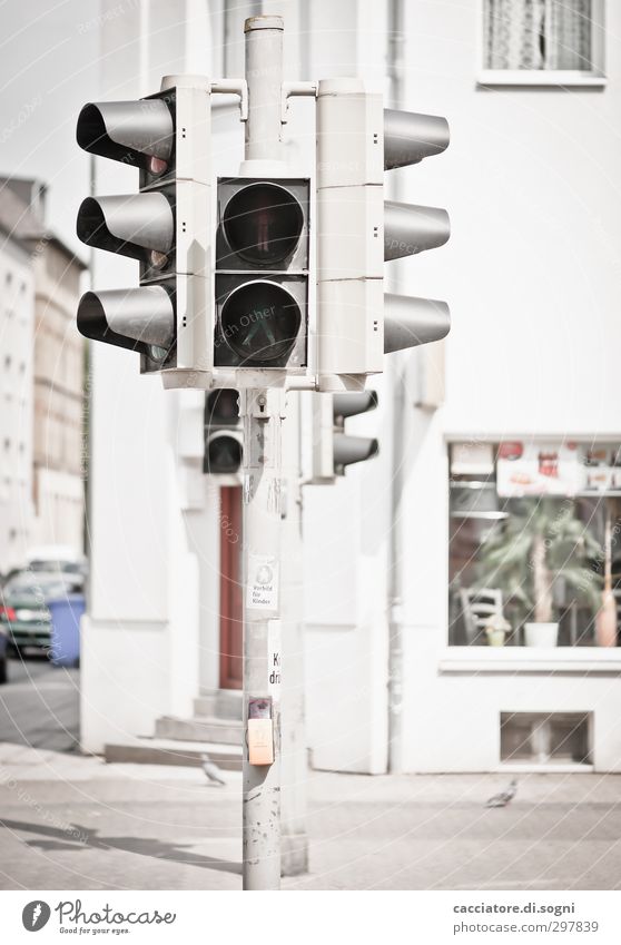 siesta Haus Straße Ampel außergewöhnlich einfach heiß hell trashig trist Stadt grau weiß diszipliniert Ausdauer Neugier träumen Schmerz Einsamkeit bizarr