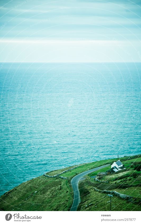 traumhaus Natur Landschaft Wasser Wiese Feld Wellen Küste Meer Haus Einfamilienhaus Traumhaus Verkehrswege Straßenverkehr Autofahren Wege & Pfade grün