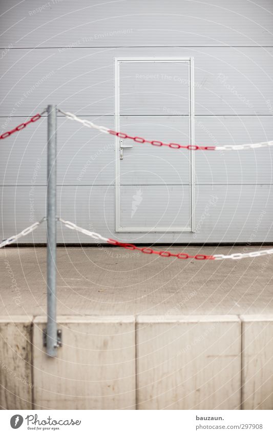 versperrt. Büro Fabrik Industrie Handel Industrieanlage Fassade Tür Wege & Pfade Betonplatte Pfosten Barriere Stein Metall Stahl Kunststoff Linie gebrauchen