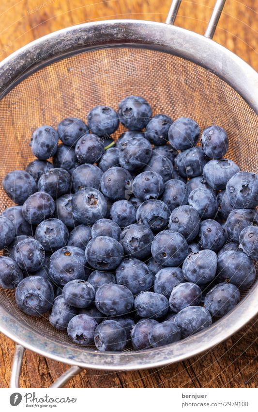 Captain Blaubeere Lebensmittel Frucht Dessert Ernährung Vegetarische Ernährung Saft Natur Sieb Holz frisch viele blau Blaubeeren süß gesund Beeren reif