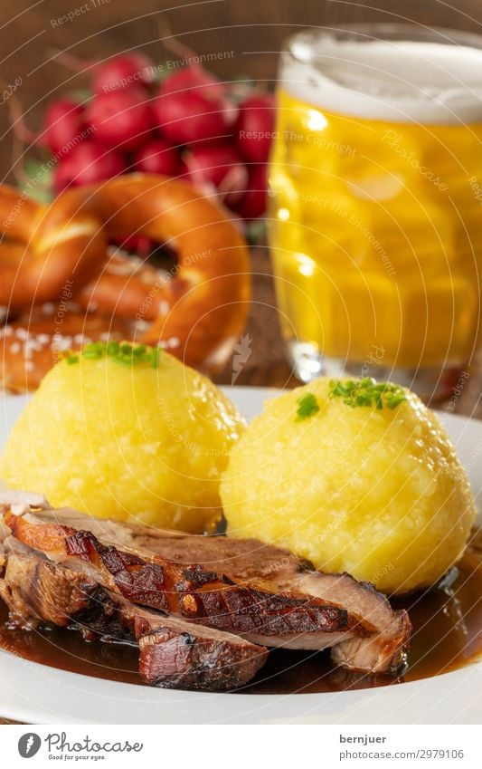 Leibspeise Fleisch Mittagessen Abendessen Getränk Bier Teller Becher Stil Holz authentisch frisch lecker rot Schweinebraten Schweinefleisch bayerisch deutsch