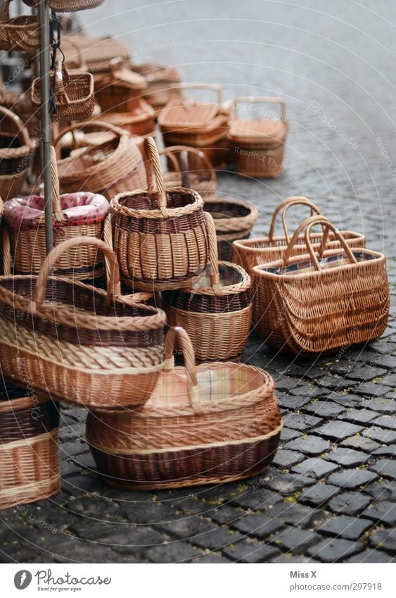 Korbmarkt Dekoration & Verzierung verkaufen braun Korbflechten Korbmacher Wochenmarkt Marktstand Markthändler Pflasterweg Marktplatz Buden u. Stände Tragegriff