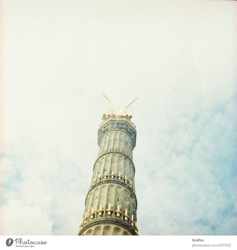 Viktoria Tourismus Hauptstadt Bauwerk Wahrzeichen Denkmal Siegessäule groß historisch hoch blau gold weiß Symmetrie Tradition Himmel Farbfoto Außenaufnahme