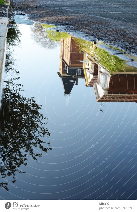 in der Spiegelwelt Wasser Haus Bauwerk blau Pfütze Villa Turm Straße Schlagloch Farbfoto mehrfarbig Außenaufnahme Menschenleer Textfreiraum unten