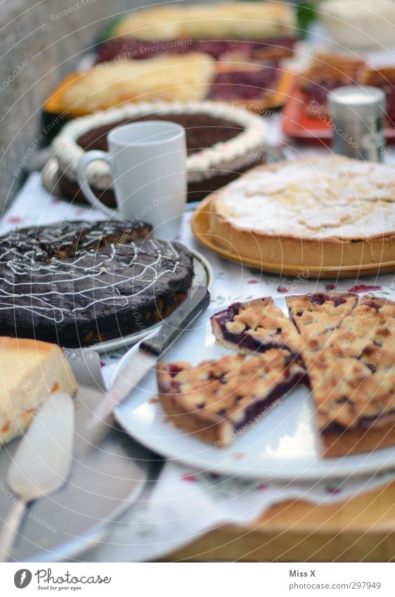 Kuchensortiment Lebensmittel Teigwaren Backwaren Süßwaren Schokolade Ernährung Kaffeetrinken Büffet Brunch Geschirr Tasse Häusliches Leben Tisch Party Essen