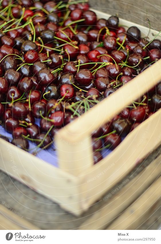 Wochenmarkt Lebensmittel Frucht Ernährung Bioprodukte Sommer lecker saftig süß rot Kirsche Obstkiste Obstverkäufer Ernte Obstbau Gesunde Ernährung Farbfoto