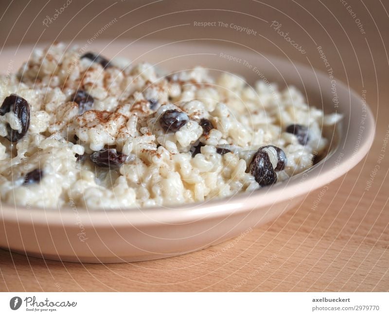 Teller Milchreis mit Rosinen und Zimt Lebensmittel Dessert Ernährung Mittagessen lecker Deutschland Reis Tisch Tradition selbstgemacht Farbfoto Innenaufnahme