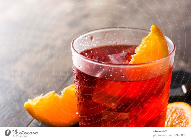 Negroni Cocktail Frucht Getränk trinken Alkohol Party Bar Cocktailbar Feste & Feiern Eis Frost Holz Coolness Flüssigkeit frisch kalt orange rot Amerikaner