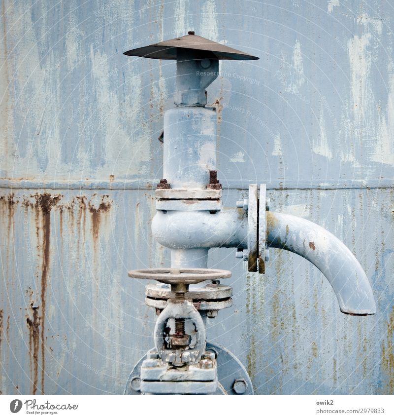 Zapfhahn Wasserhahn Zapfstelle Metall alt trist rustikal Container Röhren Rost hell-blau Farbfoto Gedeckte Farben Außenaufnahme Detailaufnahme