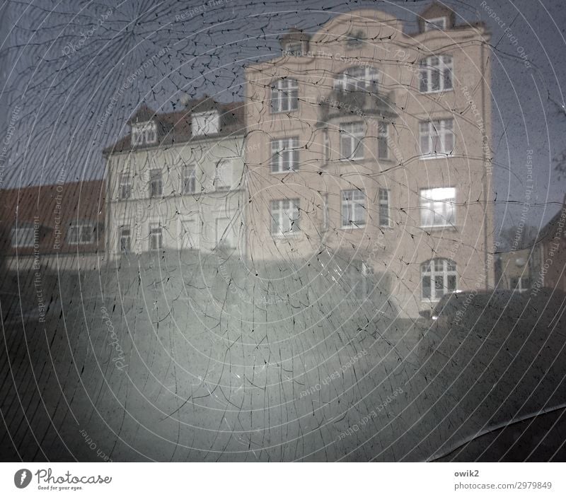 Hauswirtschaft Wolkenloser Himmel Bautzen Kleinstadt bevölkert Fassade Fenster kaputt Glas Stadt Wut Zerstörung Riss Farbfoto Gedeckte Farben Außenaufnahme