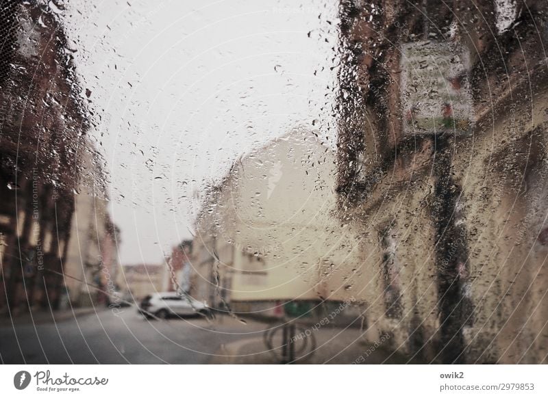 Durch den Regen Wasser Wassertropfen Wolken schlechtes Wetter Kleinstadt bevölkert Haus Mauer Wand Fassade Straße PKW nass Farbfoto Gedeckte Farben