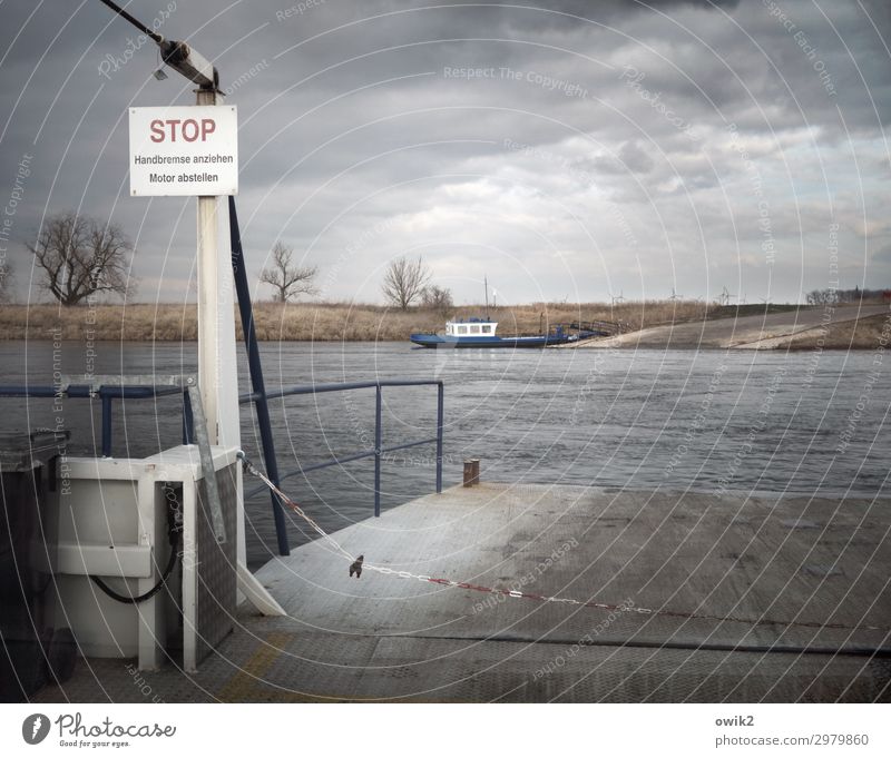 Fähre bei Prettin Winter Fluss Schifffahrt Geländer Zeichen Schriftzeichen Schilder & Markierungen Hinweisschild Warnschild dunkel einfach trist Traurigkeit