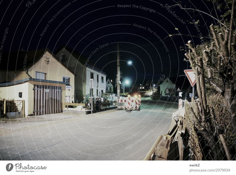 Nebenstraße Reudnitz Thüringen Deutschland Dorf bevölkert Haus Gebäude Zaun Verkehrsschild Baustelle Garage Garagentor Straßenbeleuchtung Asphalt Mauer Wand