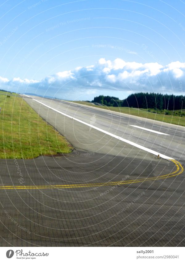 on the road again | ready for take-off... Luftverkehr Flughafen Flugplatz Landebahn Flugzeuglandung Flugzeugstart Freiheit Geschwindigkeit Horizont