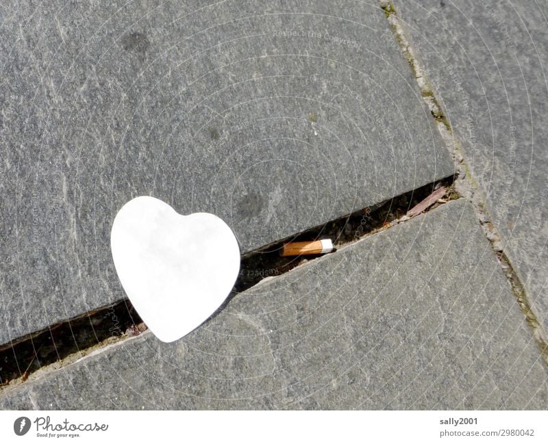 verlorene Liebe... Herz Symbol zettel post-it Notizzettel zigarettenkippe Zigarettenstummel Pflastersteine Pflasterweg Wege & Pfade Stein Straße grau