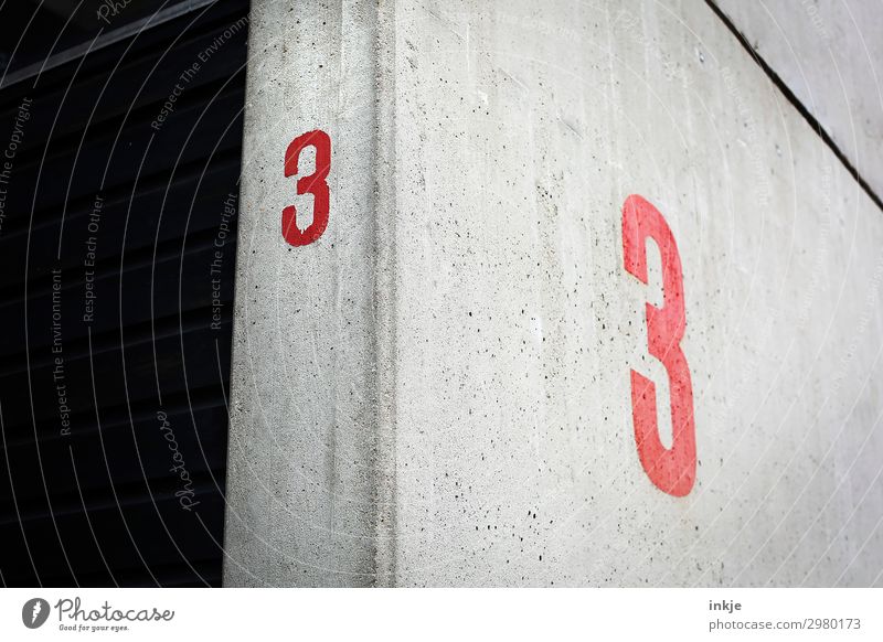 Halle 3 Menschenleer Bauwerk Gebäude Mauer Wand Betonwand Hausnummer Ziffern & Zahlen dunkel eckig einfach grau rot Linie Farbfoto Außenaufnahme Nahaufnahme