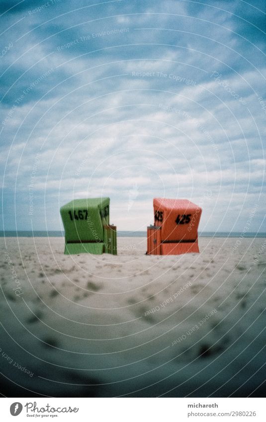 Zwei Strandkörbe am Strand Wellness Erholung Ferien & Urlaub & Reisen Meer Insel Sand Wolken Gewitterwolken Herbst schlechtes Wetter Wind Sturm Nordsee Langeoog