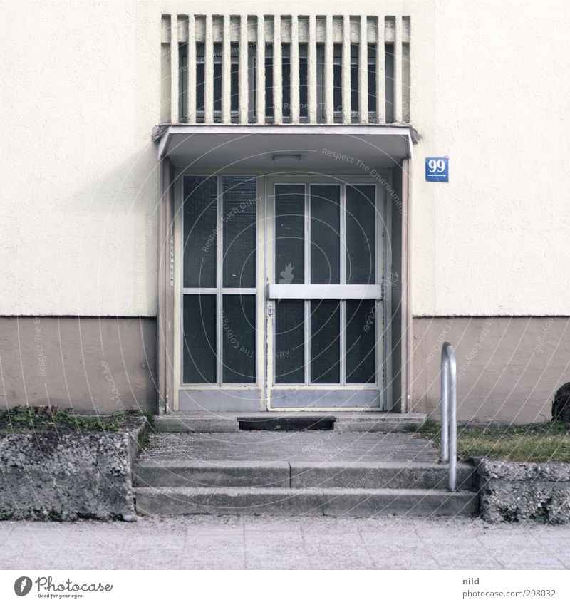 99 Stadt Haus Bauwerk Gebäude Architektur Fassade Tür Eingang Eingangstür Beton Glas Metall Ziffern & Zahlen grau Häusliches Leben Miete Wohnungsmarkt