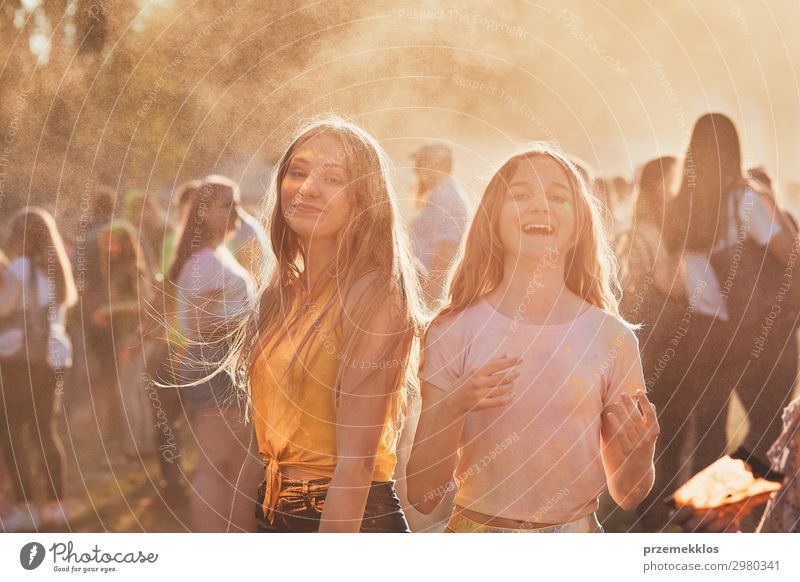 Porträt der glücklich lächelnden jungen Mädchen mit bunten Farben auf Gesichtern und Kleidung. Zwei Freunde verbringen Zeit auf holi Farbe Festival Lifestyle