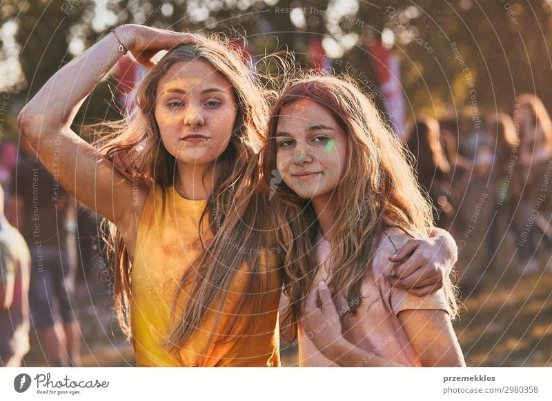 Porträt von glücklichen jungen Mädchen auf dem holi color festival Lifestyle Stil Freude Glück schön Erholung Ferien & Urlaub & Reisen Sommer Sommerurlaub