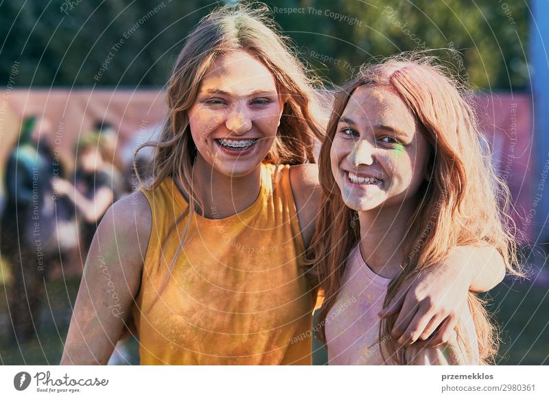 Porträt von glücklichen jungen Mädchen auf dem holi color festival Lifestyle Stil Freude Glück schön Erholung Ferien & Urlaub & Reisen Sommer Sommerurlaub