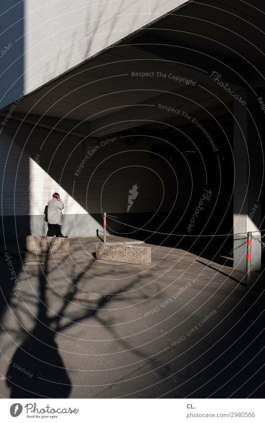 telefonierende frau von mann fotografiert Mensch feminin Frau Erwachsene Leben 1 Schönes Wetter Gebäude Mauer Wand Verkehrswege Fußgänger Straße Wege & Pfade