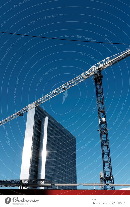 baustelle Baustelle Wirtschaft Himmel Wolkenloser Himmel Schönes Wetter Düsseldorf Stadt Hochhaus Bauwerk Gebäude Architektur Sehenswürdigkeit Kran groß hoch