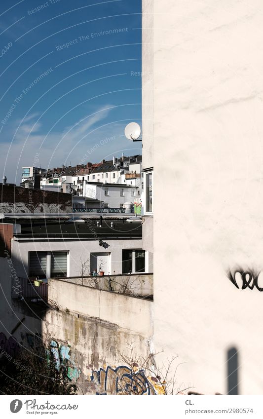 flingern Satellitenantenne Himmel Wolkenloser Himmel Schönes Wetter Düsseldorf Stadt Haus Mauer Wand Fenster Graffiti authentisch dreckig Häusliches Leben